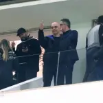 🔥EXPLODIU! Ministro Moraes PERDE O CONTROLE após Sanções dos EUA — Mostra o DEDO em Estádio! 🇧🇷⚖️🇺🇸