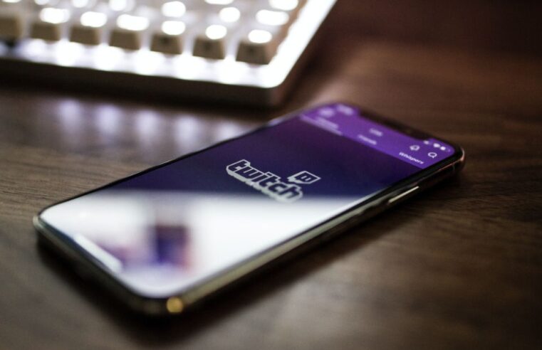 Twitch irá banir streamers que fingirem estar sem roupas