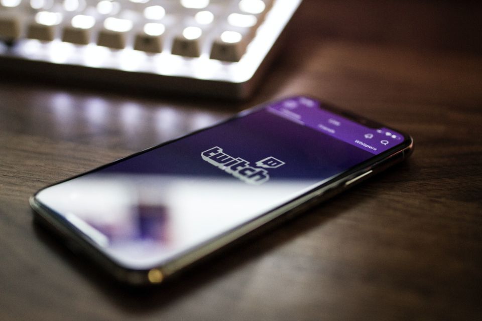 Twitch irá banir streamers que fingirem estar sem roupas