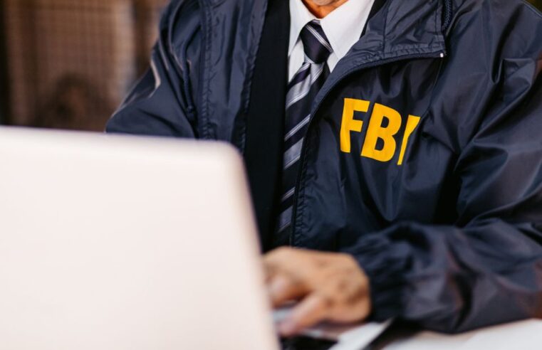 Foragido do FBI e da Interpol expõe perseguições no TikTok; entenda