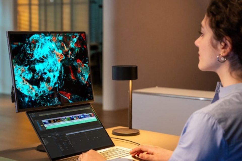 ASUS lança monitor dobrável ZenScreen OLED de 17 polegadas
