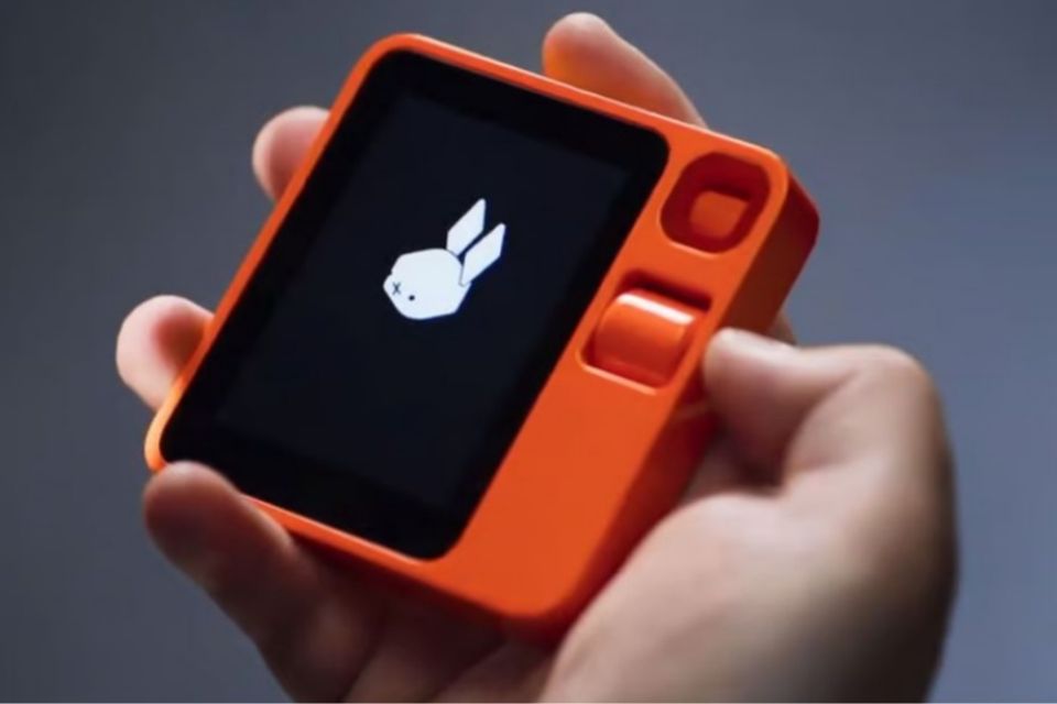 CES 2024: conheça o Rabbit R1, um assistente de IA de bolso