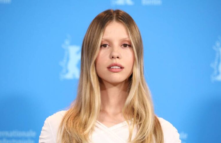 Mia Goth é processada por supostamente chutar figurante no filme MaXXXine