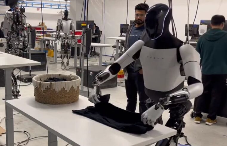 Robô da Tesla surge dobrando roupas em vídeo, mas detalhe entrega segredo