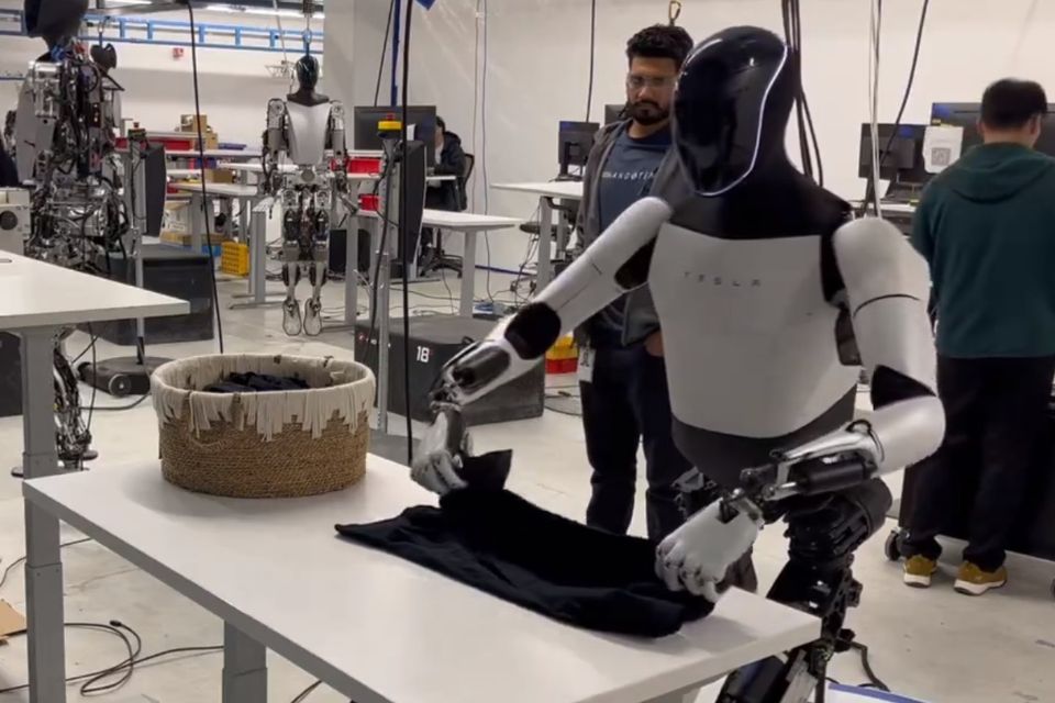 Robô da Tesla surge dobrando roupas em vídeo, mas detalhe entrega segredo