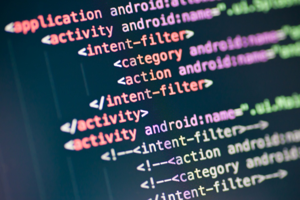 Alura oferece curso gratuito e imersivo de front-end; veja como se inscrever