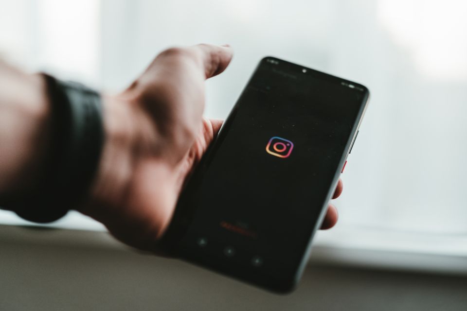 Instagram irá sugerir que adolescentes fechem o app durante a noite