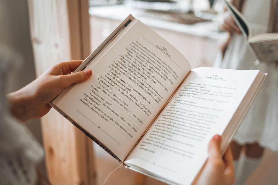 Quer indicações de livros para ler? 7 IAs que podem te ajudar