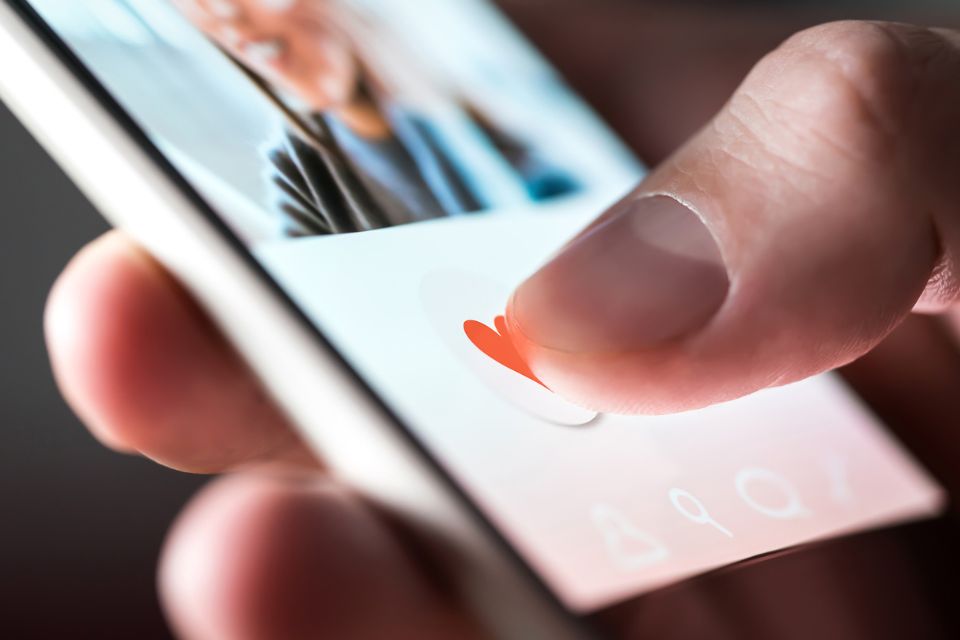 62% dos usuários de apps de namoro querem ajuda da IA, diz estudo