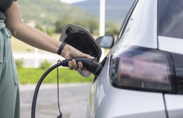Quantos painéis solares são necessários para carregar um carro elétrico?