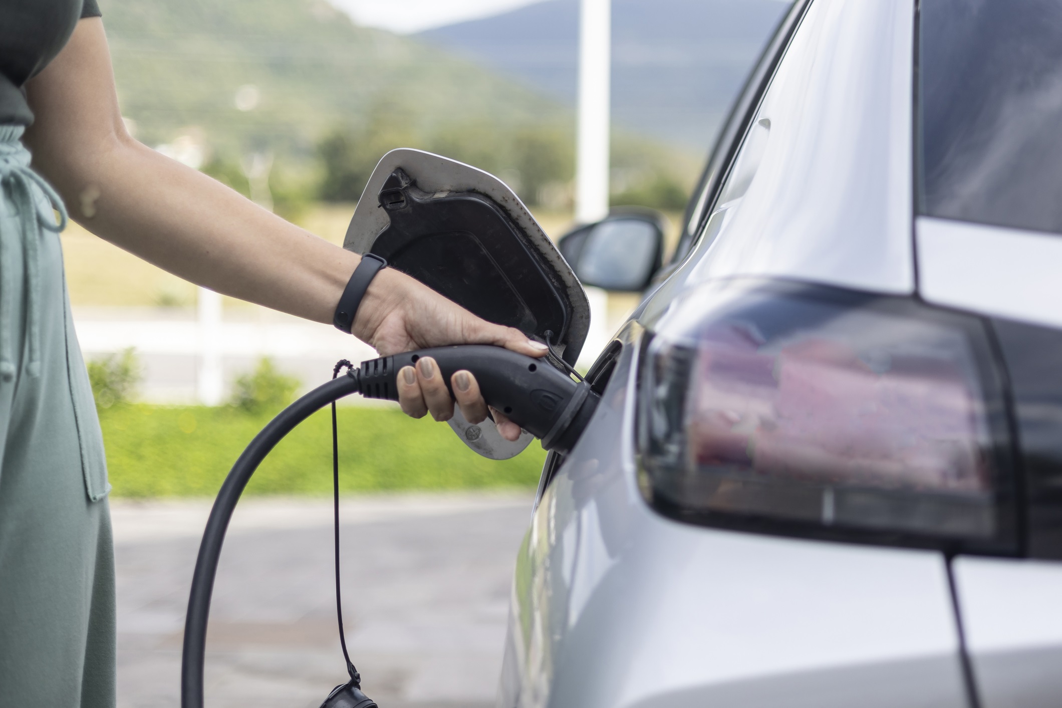 Quantos painéis solares são necessários para carregar um carro elétrico?