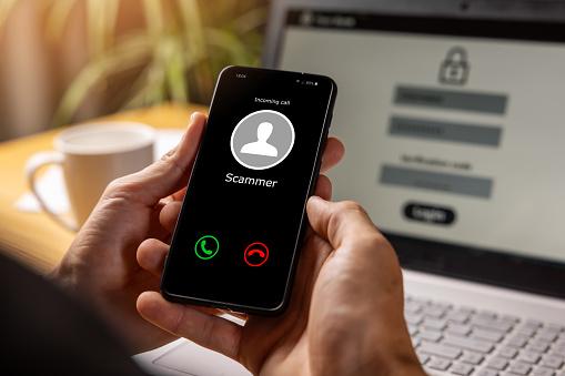 Quase 70% dos brasileiros acreditam que são espionados pelo celular, diz estudo