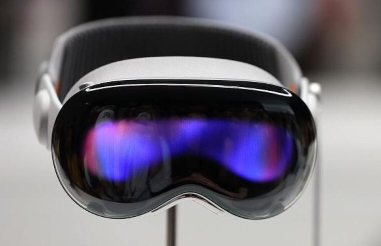 Apple suspende desenvolvimento Vision Pro 2 para focar em headset mais barato, diz rumor