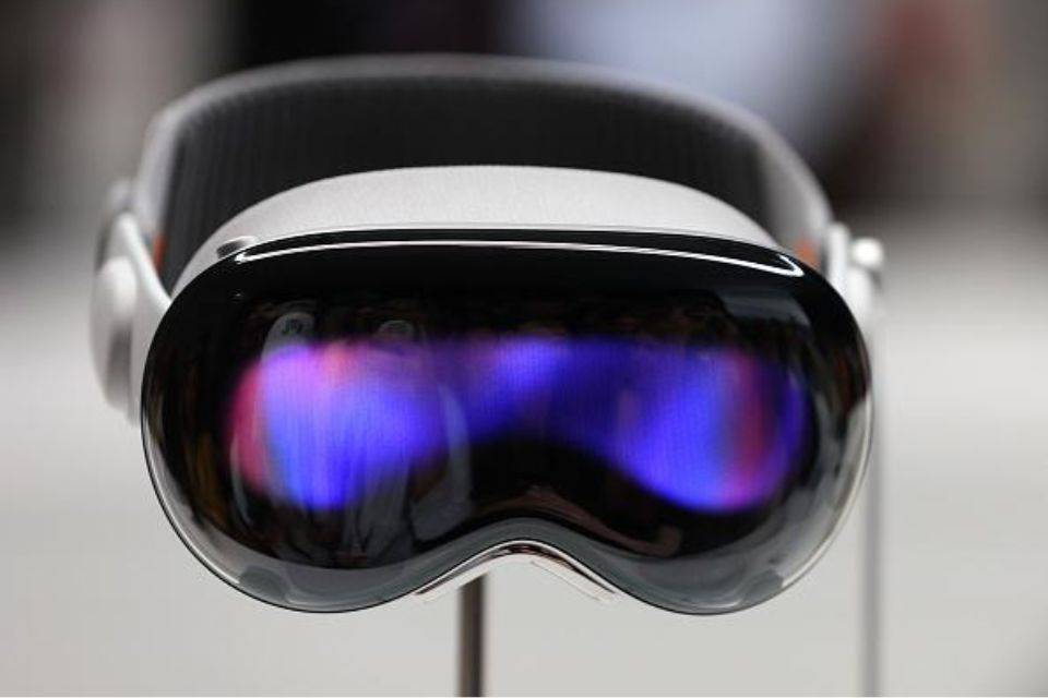 Apple suspende desenvolvimento Vision Pro 2 para focar em headset mais barato, diz rumor