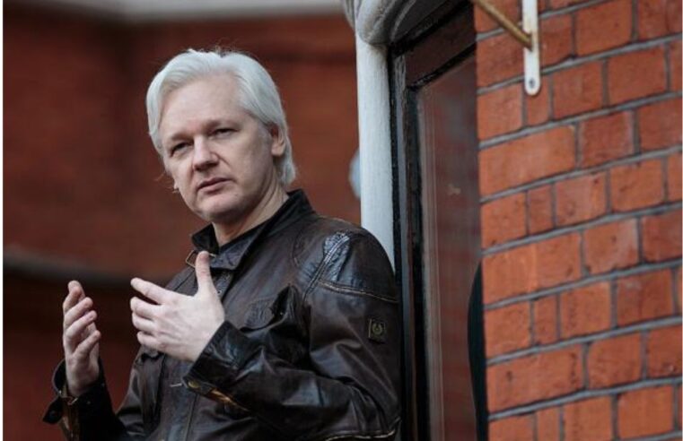 Julian Assange, fundador do WikiLeaks, é solto após acordo com os EUA