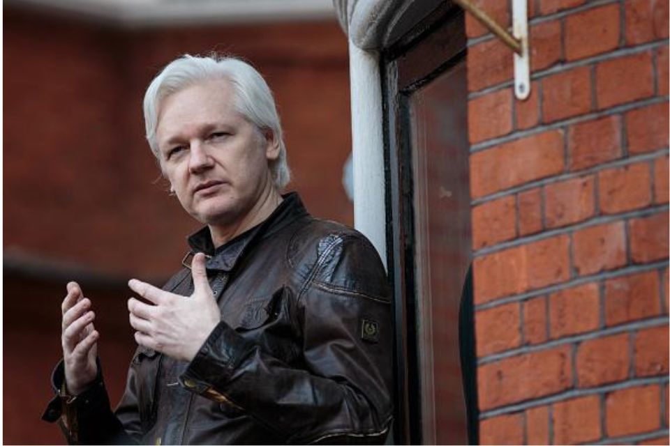 Julian Assange, fundador do WikiLeaks, é solto após acordo com os EUA