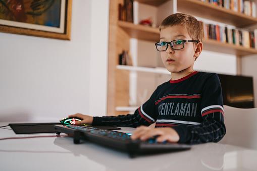 Como manter as crianças seguras na internet?