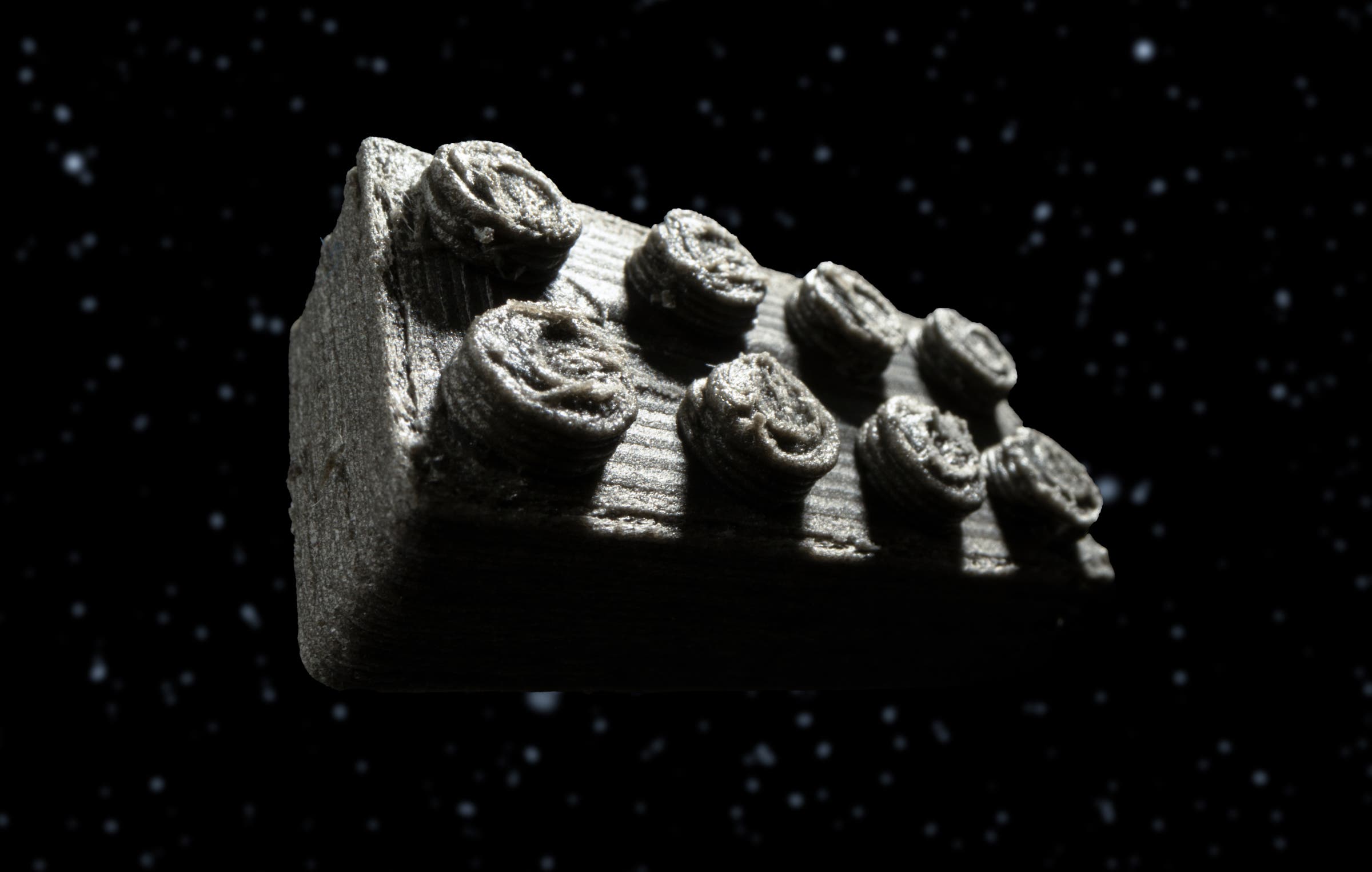Cientistas criam Lego de poeira cósmica para construção de abrigos na Lua