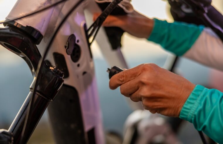 Trocar carro por bicicleta elétrica é bom para o meio ambiente, mas e para o bolso?