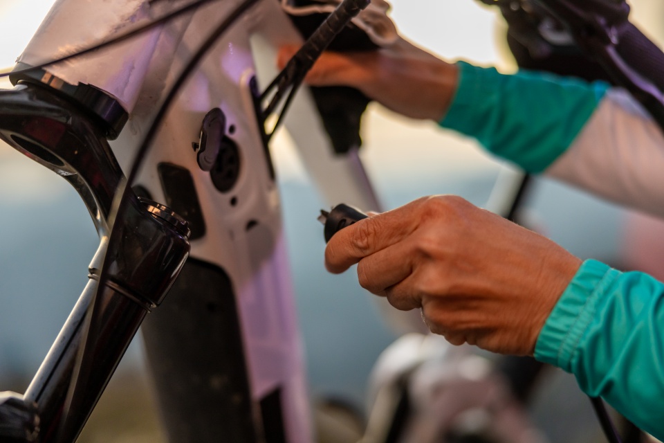 Trocar carro por bicicleta elétrica é bom para o meio ambiente, mas e para o bolso?