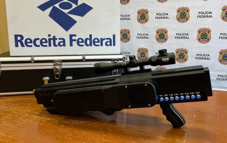 Polícia Federal prende homem com fuzil antidrones no Rio de Janeiro