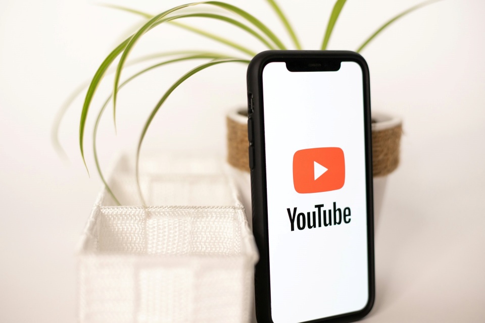 Apple, Nvidia e outras usaram vídeos do YouTube para treinar IAs sem permissão