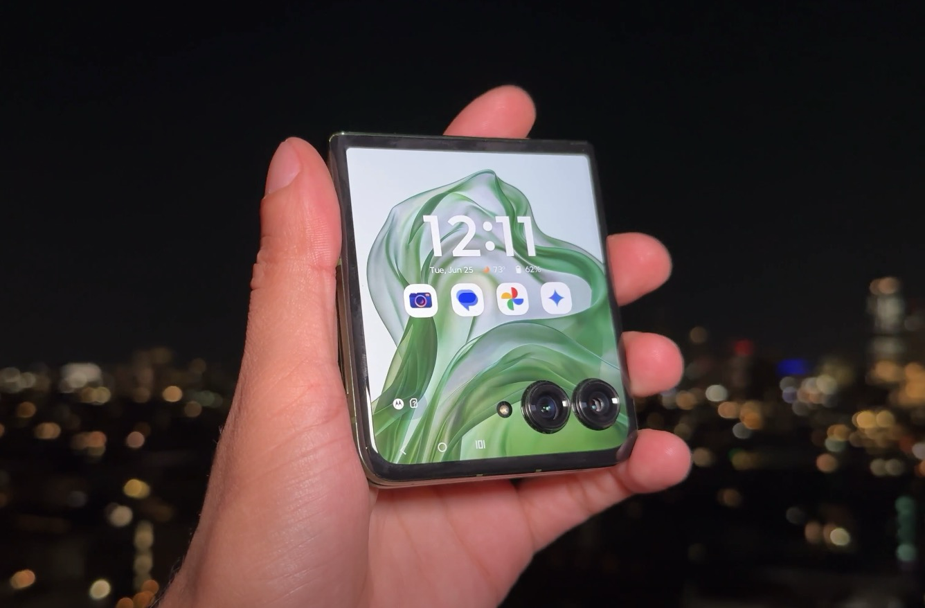 Motorola lança Razr 50 Ultra no Brasil: dobrável tem tela ainda maior e câmera telefoto
