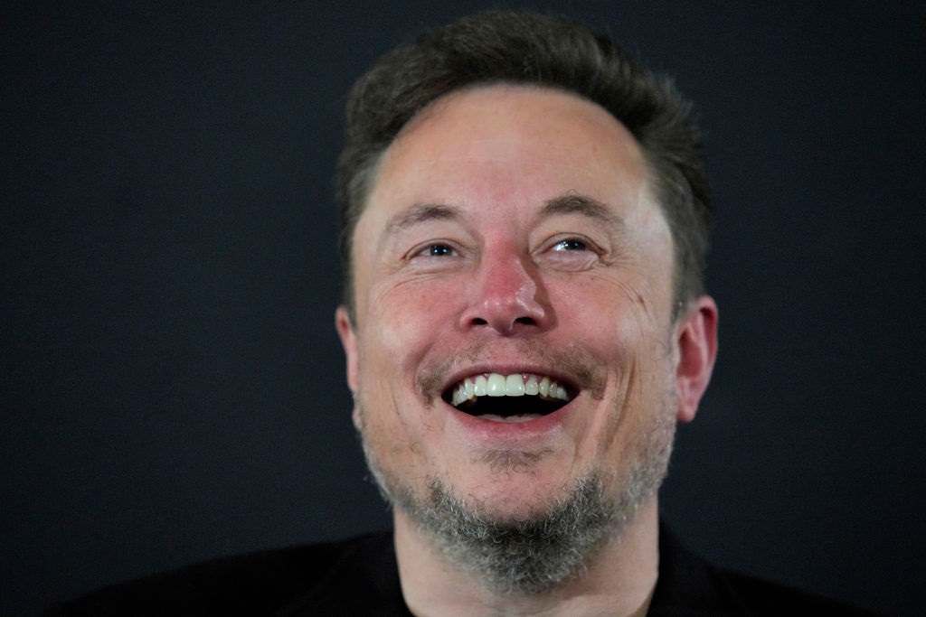 Elon Musk fere regra da própria rede e posta deepfake de Kamala Harris no X