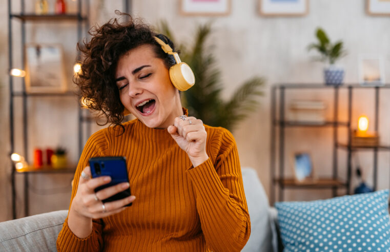 TikTok terá função que permite pesquisar músicas cantarolando e assobiando
