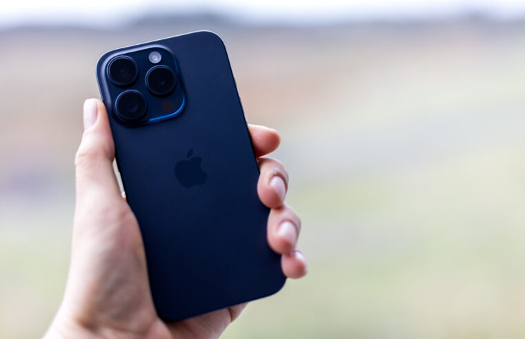 iPhone 15 Pro sobrevive 22 horas submerso em lago