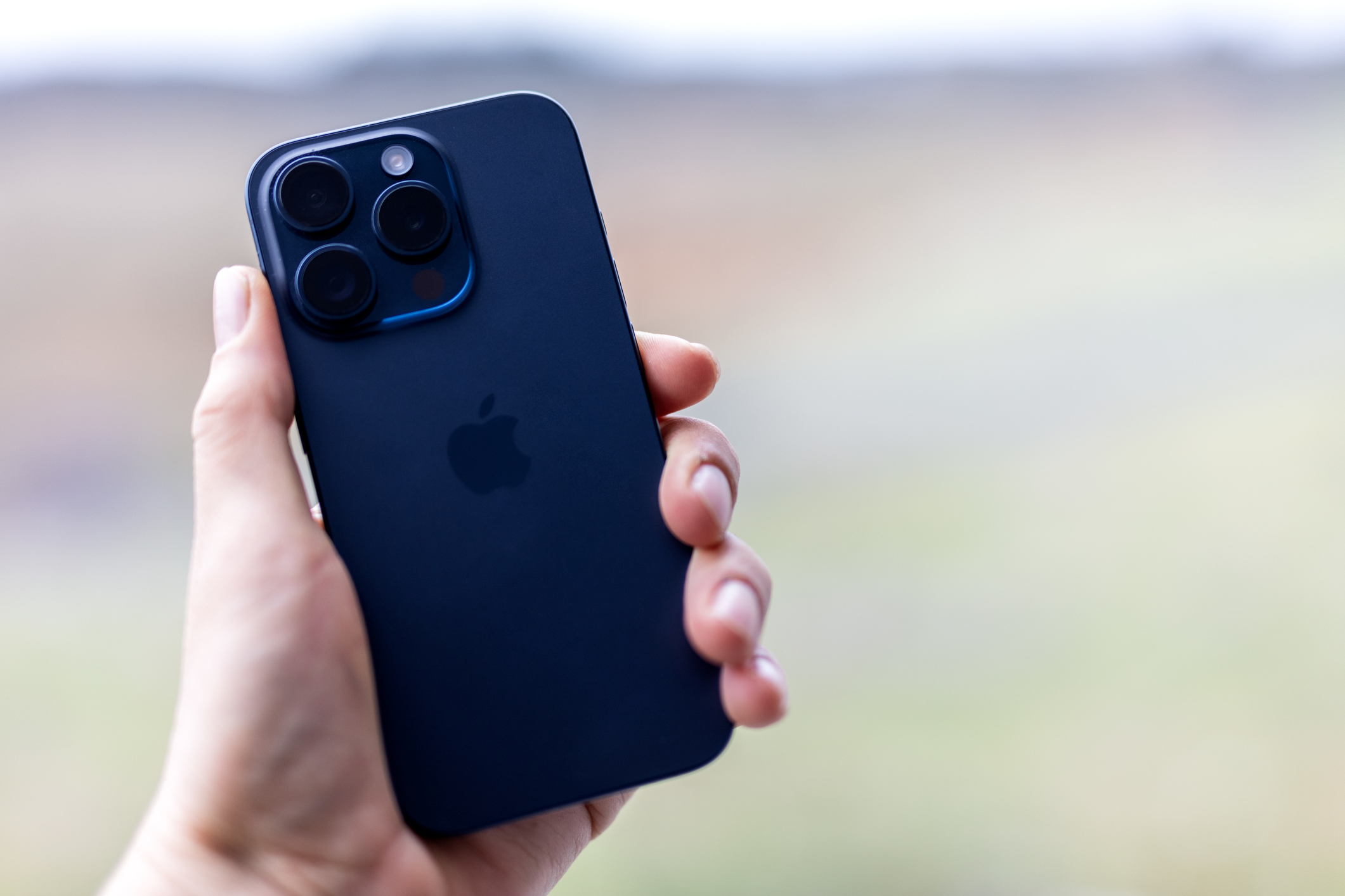 iPhone 15 Pro sobrevive 22 horas submerso em lago