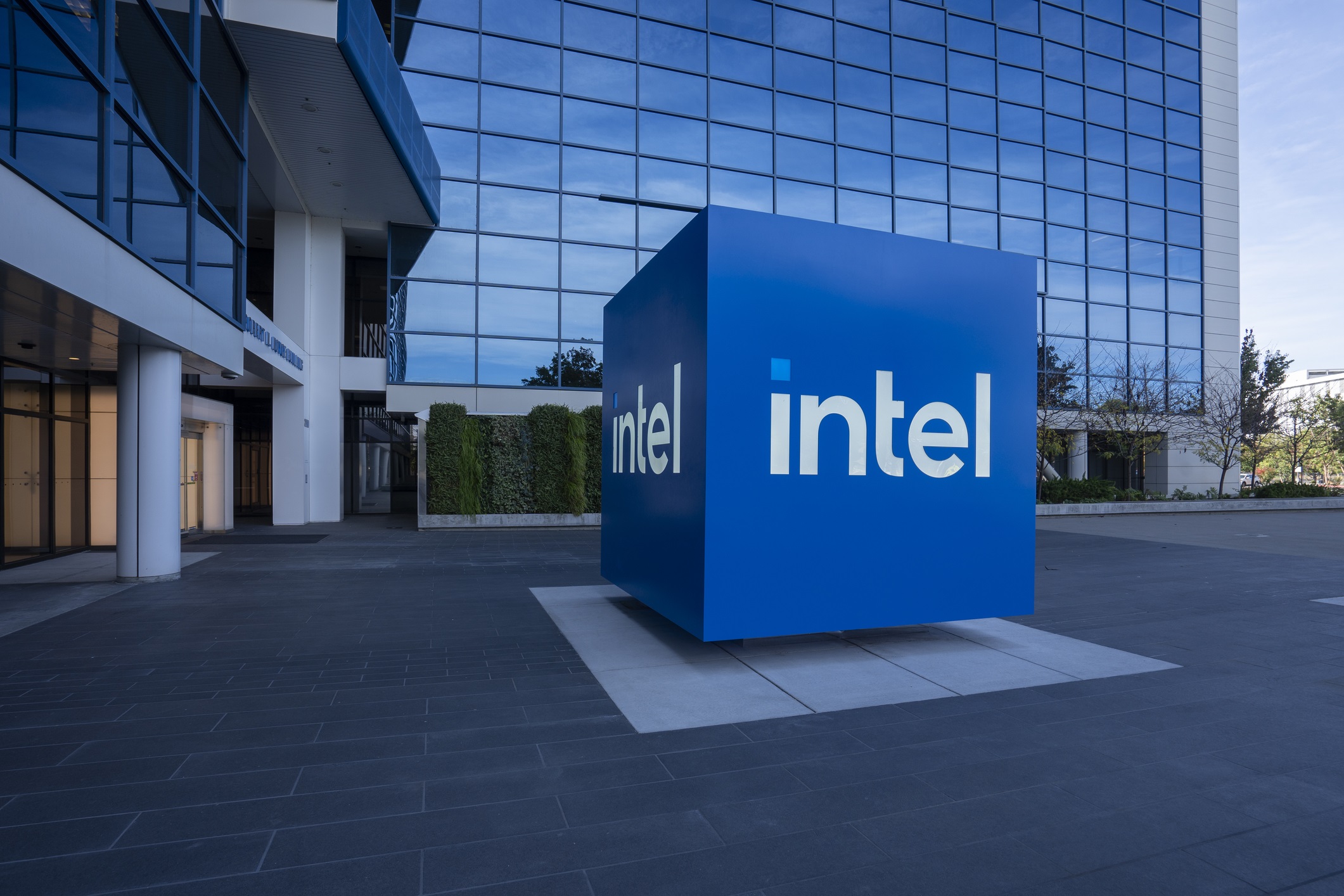 Intel demite 15% dos funcionários e anuncia vários cortes de custos