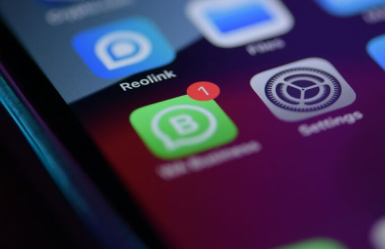 Como colocar mensagem automática no WhatsApp?