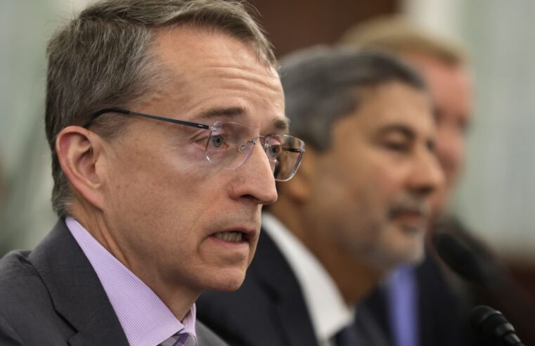 Agora é orar: CEO da Intel posta versos bíblicos após demitir 15 mil pessoas
