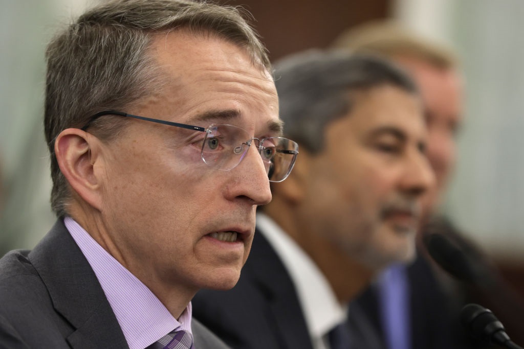 Agora é orar: CEO da Intel posta versos bíblicos após demitir 15 mil pessoas