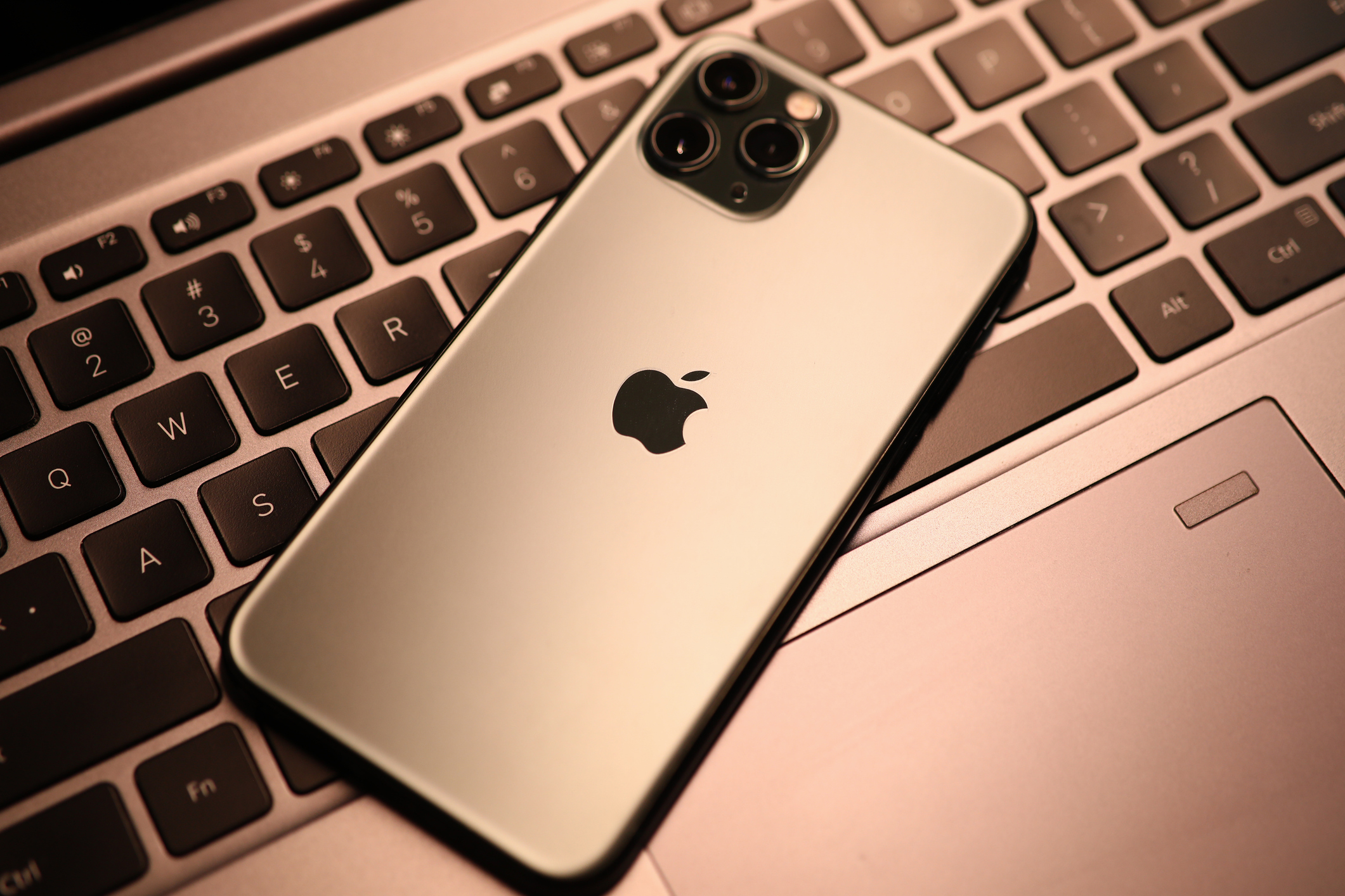 IA da Apple não lida bem com textos com palavrões ou temas sensíveis