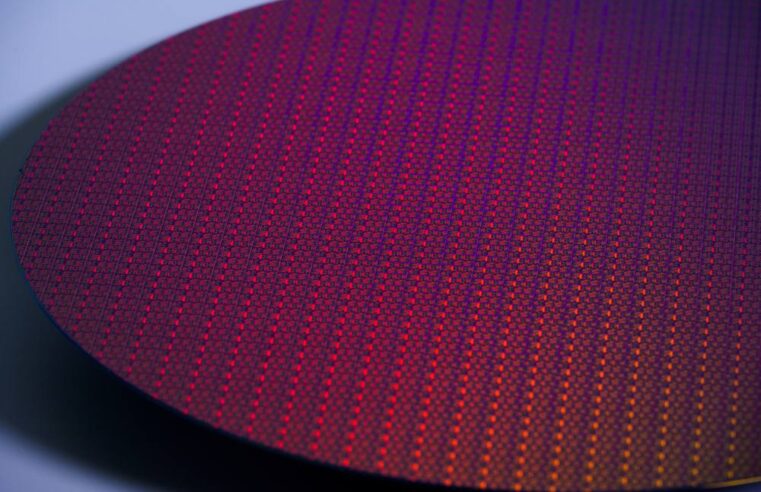 Intel atualiza produção de CPUs Panther Lake e novos Xeon de 1,8 nm