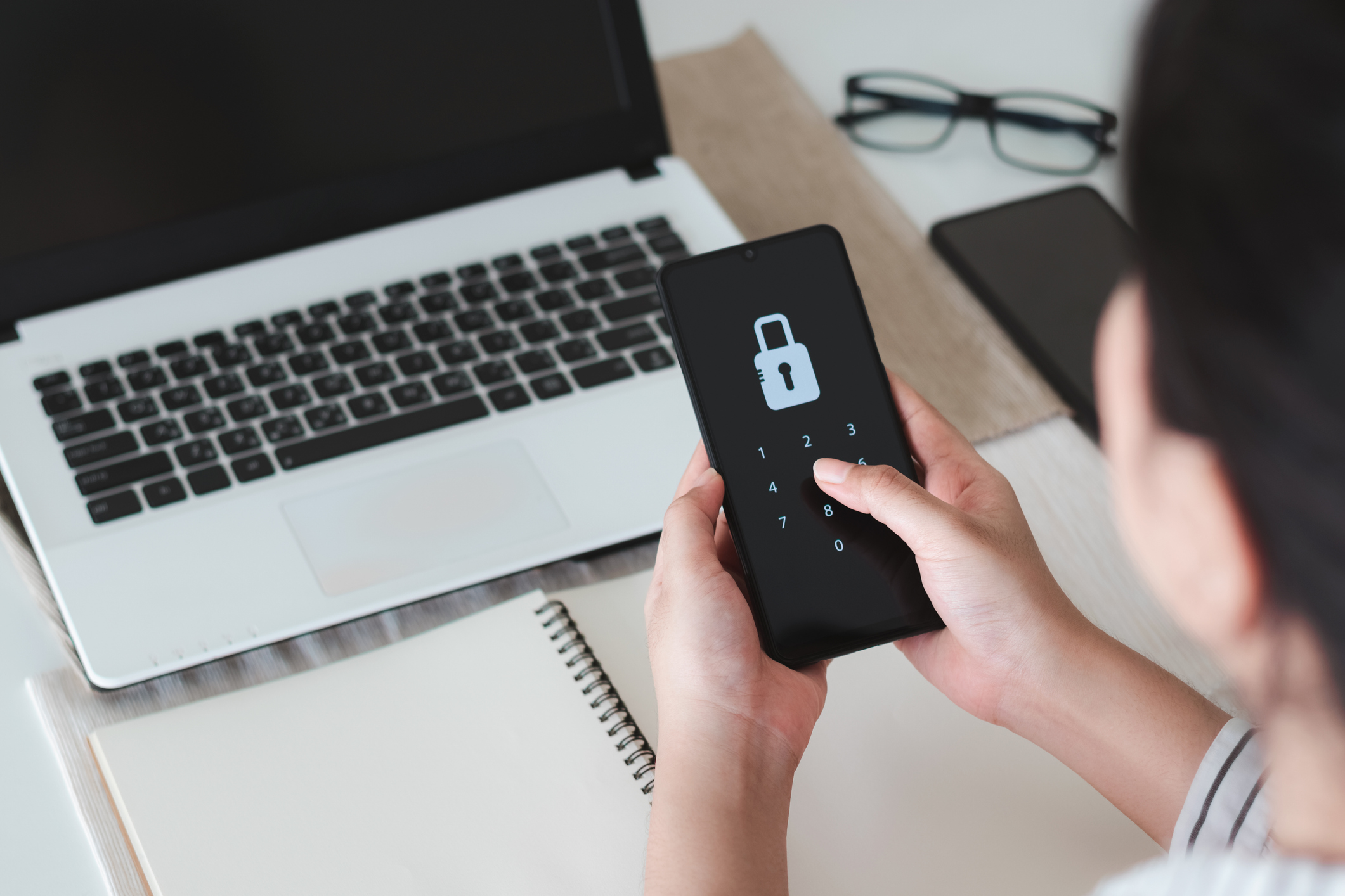 MJSP pede que Google e Apple incluam senha e biometria em apps de e-mail