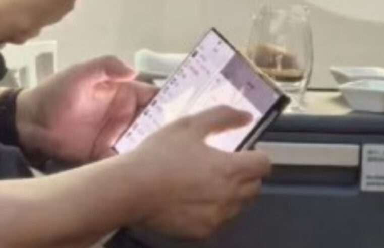 Smartphone dobrável em três partes ‘vaza’ em foto de executivo da Huawei