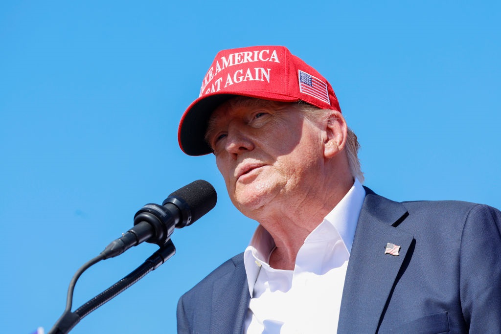 Campanha de Trump sofre invasão, tem documentos roubados e culpa o Irã