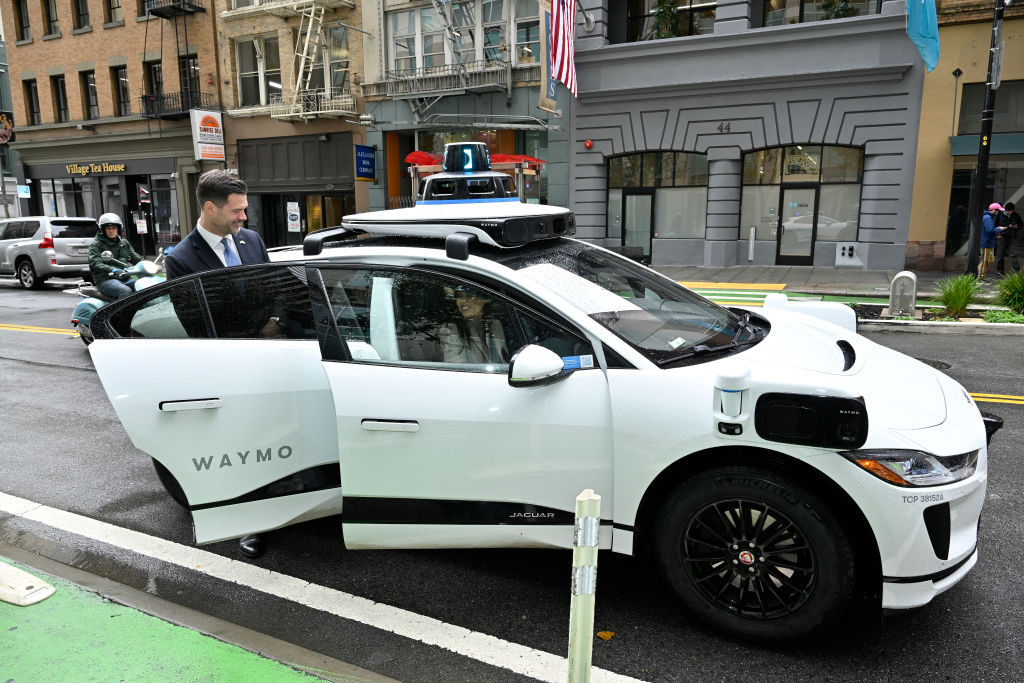 Robotáxis da Waymo fazem buzinaço na madrugada e irritam moradores nos EUA