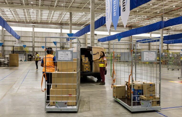 Amazon chega a 100 polos logísticos no Brasil e agora entrega até de barco na Amazônia