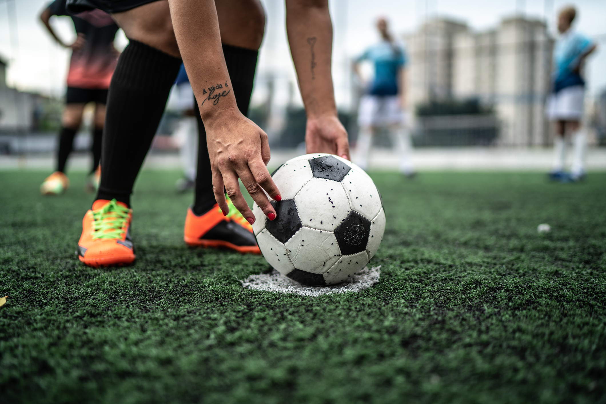 Premier League vai usar iPhones para detectar se o jogador está impedido