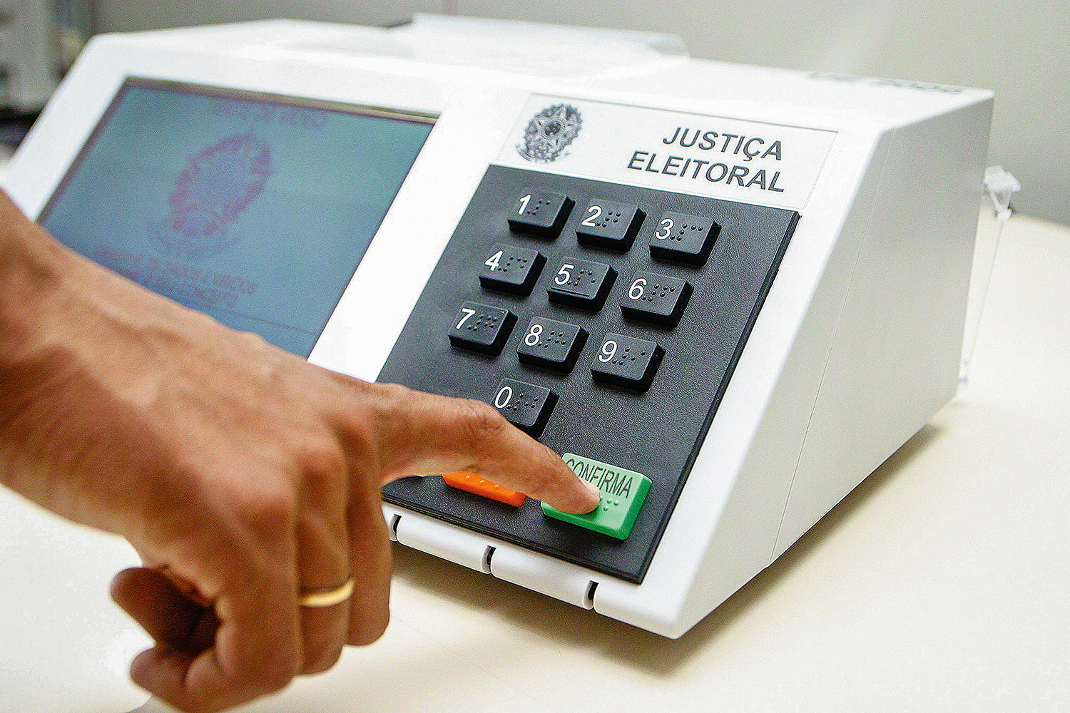 Começa hoje: veja o que o TSE permite com IA na campanha eleitoral