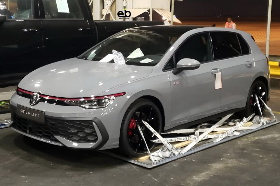 Será que vem? VW Golf GTI 2024 é flagrado desembarcando em Viracopos, SP