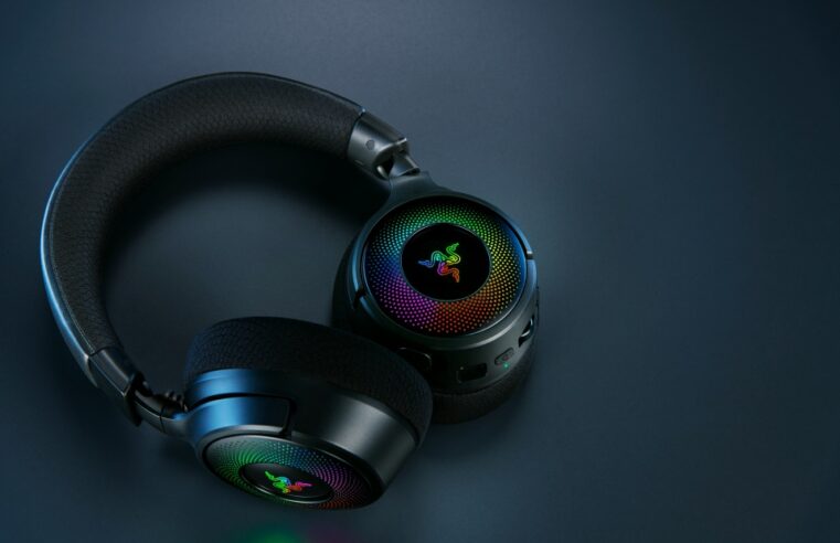Razer lança headsets Kraken V4 com áudio imersivo, microfone retrátil e RGB