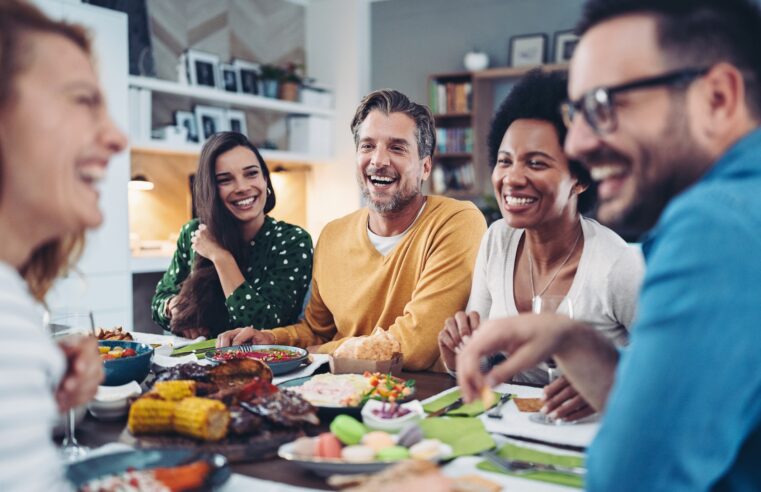 Você iria? Conheça o app de relacionamento que coloca você para jantar com estranhos