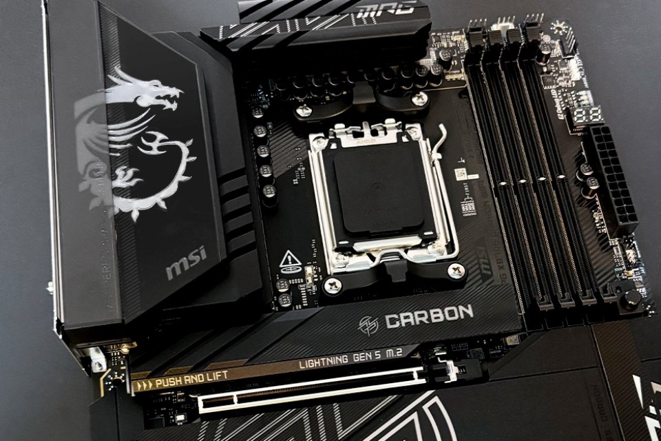 Placa-mãe da MSI tem conector de energia extra para as RTX 50
