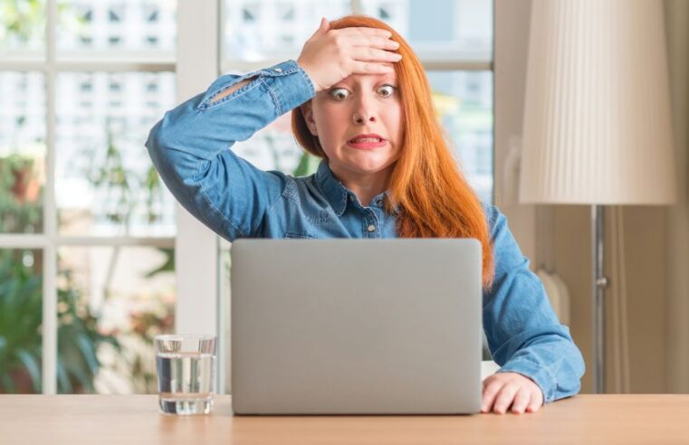 Risco preto na tela do notebook? Confira como resolver