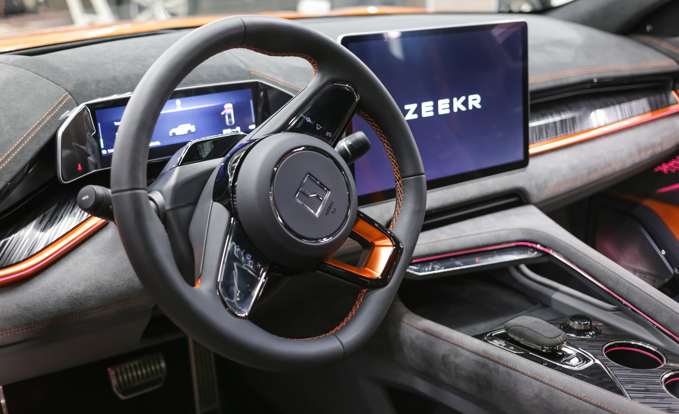 Zeekr: marca de carros elétricos de luxo confirma chegada ao Brasil